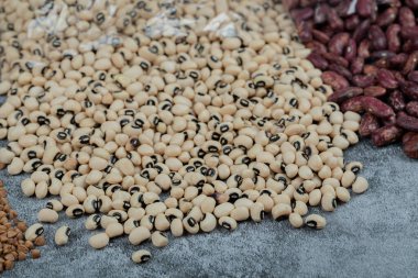 Gri arka planda pişmemiş fasulye.