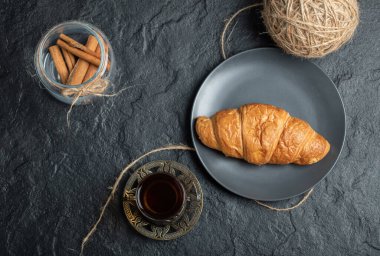 Bir kavanoz dolusu tarçın ve bir fincan çay.