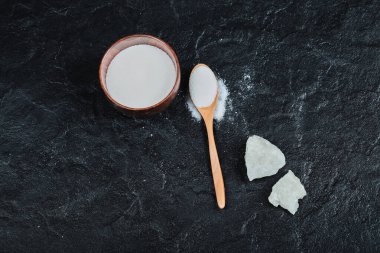 Bir kase şeker ve siyah bir kaşık.