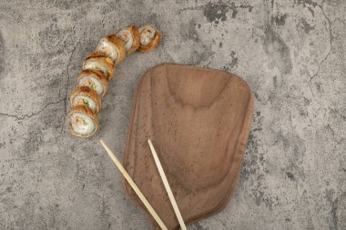 Tahta ve yemek çubuklarıyla haşlanmış suşi ekmeği.