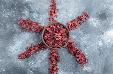 Ahşap bir kase kurumuş çiçek yaprakları mermer arka planda