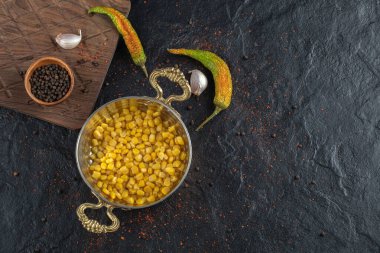 Baharatlar ve mısır tohumları siyah arka planda