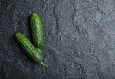 Siyah arka planda iki taze salatalık.