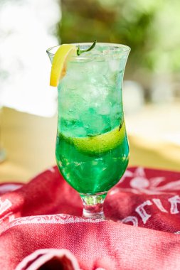 Kırmızı masa örtüsü üzerine meyve limonatası.