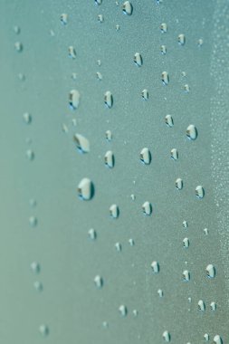 Camda çok yağmur damlası var. Kapatın.