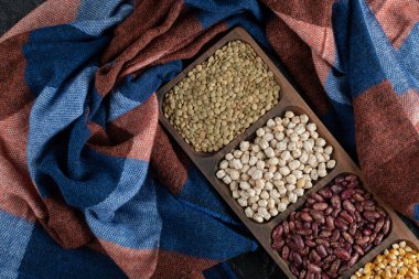 Tahta tabakta farklı fasulye çeşitleri.