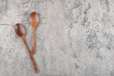 Mutfak için iki tahta kaşık mermer arka plana yerleştirilmiş.