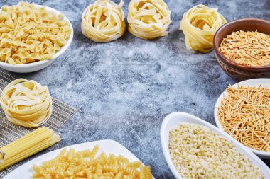 Mavi arka planda çiğ makarna çeşitleri