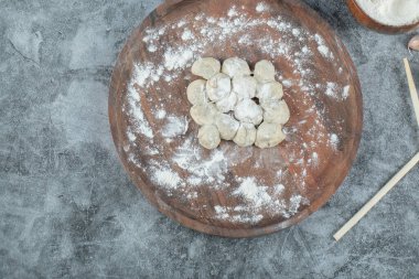 Tahtaya un konmuş çiğ hamur köftesi.