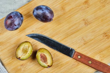 Tahtada yarım erik var.