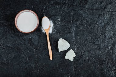 Bir kase şeker ve siyah bir kaşık.