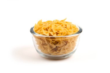 Beyaz arka planda pişmemiş farfalle makarna. Yüksek kalite fotoğraf