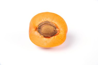 Beyaz arka planda yarım kesilmiş şeftali. Yüksek kalite fotoğraf