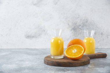 Bir dilim portakal meyveli bardak meyve suyu. Yüksek kalite fotoğraf