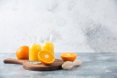 Bir dilim portakal meyveli bardak meyve suyu. Yüksek kalite fotoğraf