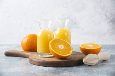 Bir dilim portakal meyveli bardak meyve suyu. Yüksek kalite fotoğraf