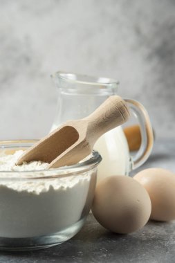 Un, yumurta ve süt mermer arka planda. Yüksek kalite fotoğraf