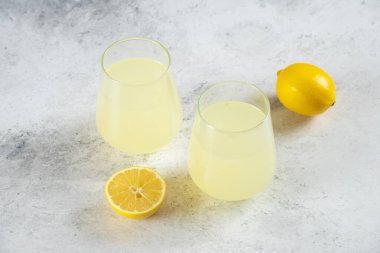 İki bardak limon dilimli limonata. Yüksek kalite fotoğraf