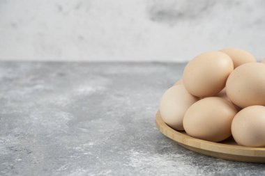 Mermer yüzeyde taze organik çiğ yumurta tabağı. Yüksek kalite fotoğraf