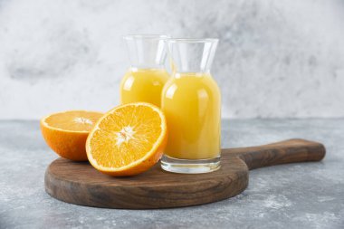 Bir dilim portakal meyveli bardak meyve suyu.