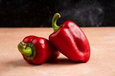 Arka planda iki Bell Taze Kırmızı Biber