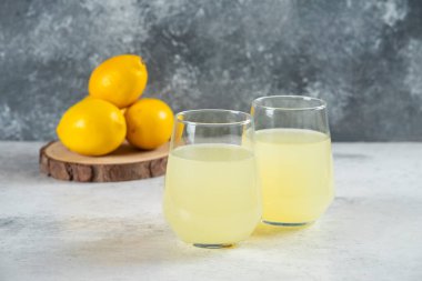 İki bardak limonlu limonata.