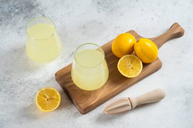 İki bardak limonata ve ahşap macun.