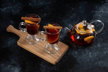 Lezzetli çay ve tarçın çubuklu iki bardak