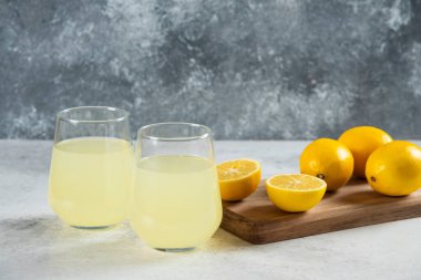 Tahtada iki bardak taze limonata.
