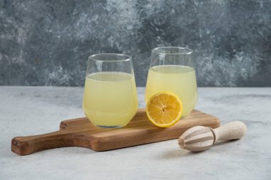 İki bardak limon suyu ve ahşap macun.