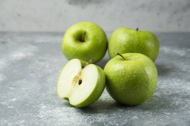 Mermer zemin üzerinde bir sürü yeşil elma