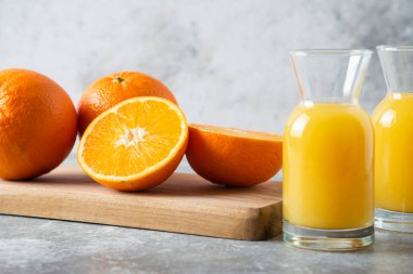 Bir dilim portakal meyveli bardak meyve suyu.