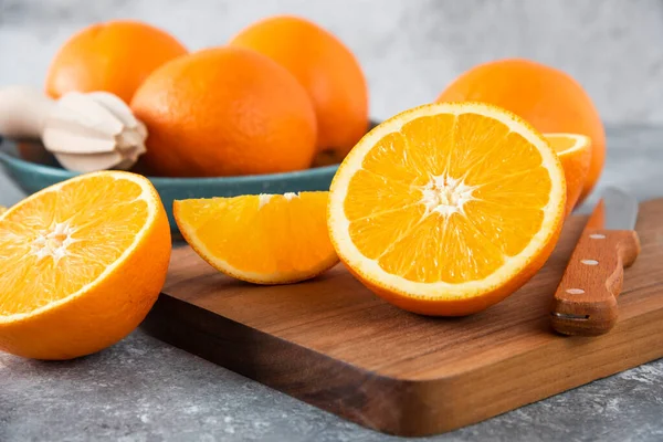 Tahtada portakallı dilimlenmiş meyve.