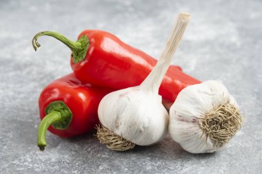 Mermer zemin üzerinde kırmızı biberli sarımsak karanfilleri