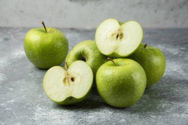 Mermer zemin üzerinde bir sürü yeşil elma