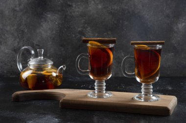 Sıcak çay ve tarçınlı iki bardak.