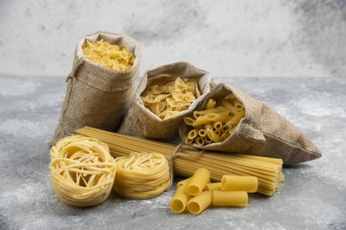 Köy sepetleri ve mermer arka planda erişte ve makarna çeşitleri