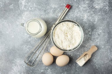 Un, yumurta, süt ve mermer arka planda bıyık