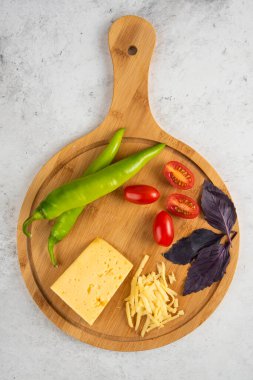 Tahtada taze sebze ve peynir.