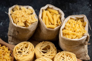 Kırsal sepetlerde ve ahşap tabakta çeşitli makarnalar.