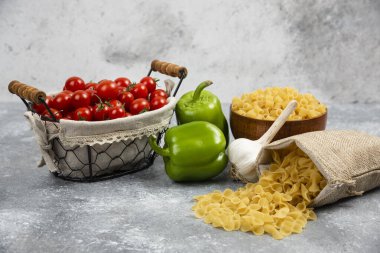 Çeri domatesli, biberli ve sarımsaklı makarna sepetleri.