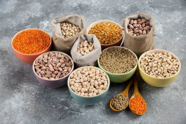 Mermer yüzeyde farklı tür ham kuru baklagil bileşimi