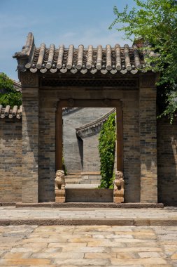 Tuğla evleri olan bir ortaçağ kasabasına giriş