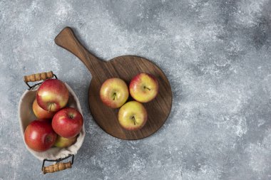 Tahtada ve sepette taze olgun elma yığını