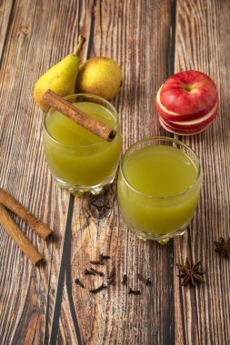 Yeşil armut ve kırmızı elma ile bir bardak meyve suyu.