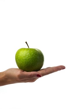 Beyaz arka planda elmayı tutan kadın