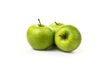 Üç yeşil elma, beyaz arkaplanda izole edilmiş.