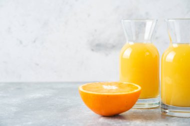 Bir dilim portakal meyveli bardak meyve suyu.