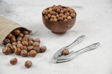 Organik kabuklu ve fındık çekirdekleri kırma aracıyla çuval bezi içinde