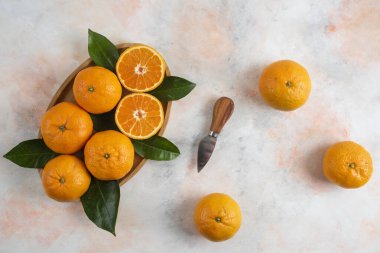 Ahşap tabağın üzerinde mandalina manzarası